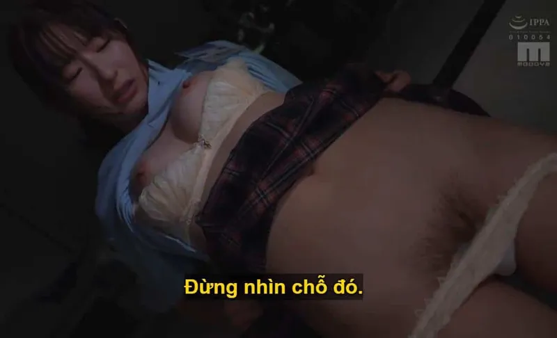 Ông chủ mưu tính quan hệ với cô nhân viên kiêu căng lười nhác, suốt ngày chỉ chăm chăm nhắn tin với người yêu.